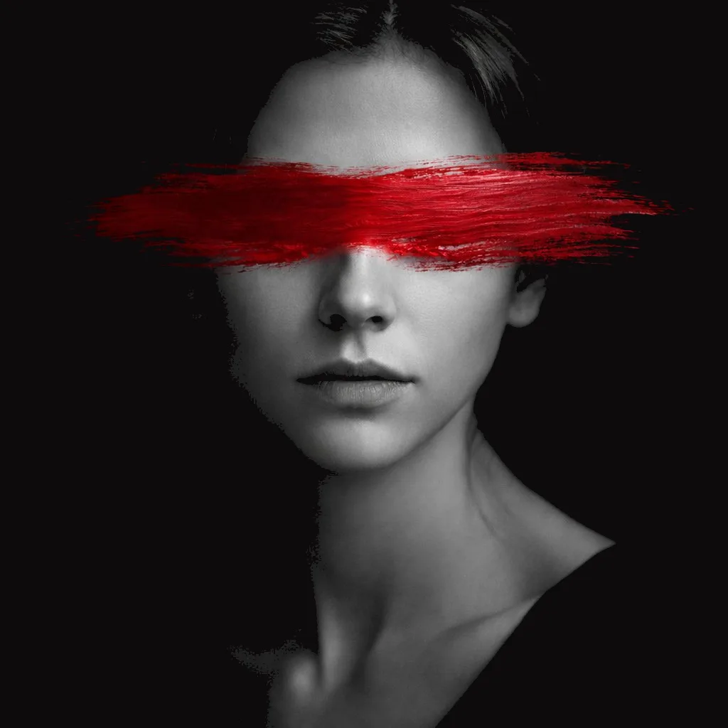 Отношения с нарциссом — женщина с красным мазком на глазах