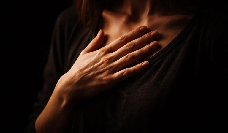 Рука прижата к груди — ощущение сильного сердцебиения при панической атаке