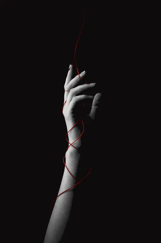 Травматическая привязанность — красная нить на руке