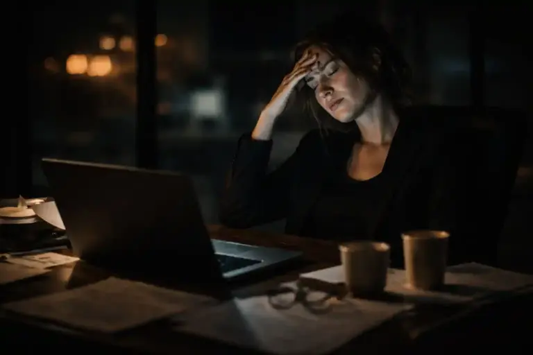 Эмоциональное выгорание — уставшая женщина за ноутбуком поздно ночью