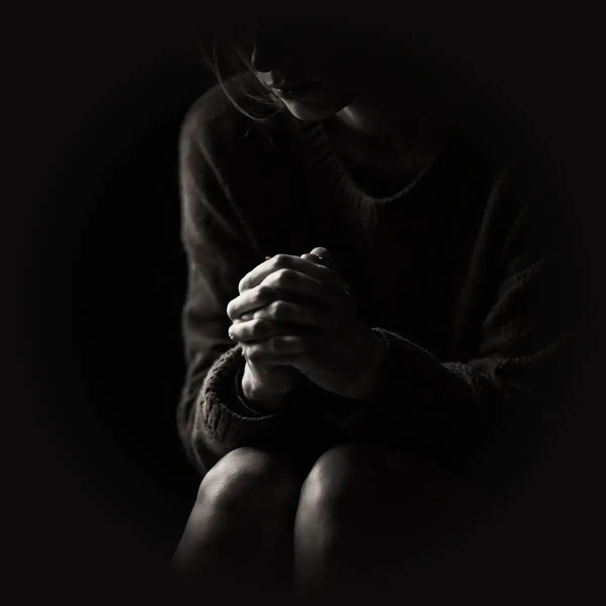 ОКР — девушка сжимает руки, навязчивые мысли