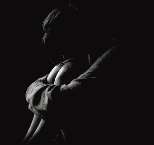 Расставание — женщина обняла колени