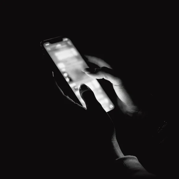 Как пережить расставание — руки с телефоном в темноте