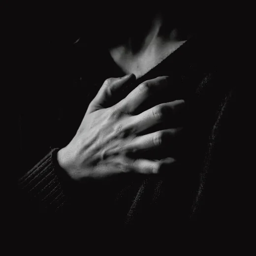 Боль после расставания — рука на груди